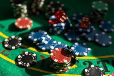 Live dealer reveals cards at samuraitoto table